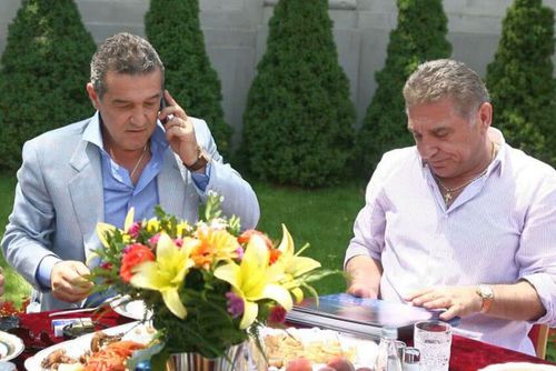 Gigi Becali (67 de ani), patronul de la FCSB, i-a luat apărarea lui Florin Tănase (30, mijlocaș ofensiv), în schimbul de replici pe care fotbalistul l-a avut cu Ioan Becali (73), vărul patronului.