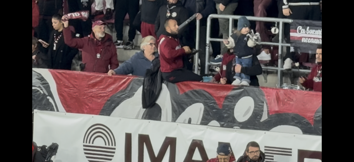 Imagini virale în Giulești! A venit cu bunica la meci și a fluturat eșarfa în galerie: reporterul GSP a surprins cele mai tari cadre