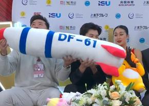 Doi patinatori sunt investigați de Federația Internațională, după ce au ținut în brațe o rachetă chineză de jucărie