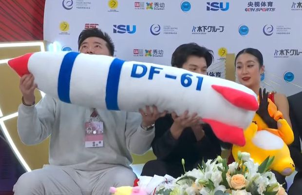Doi patinatori sunt investigați de Federația Internațională, după ce au ținut în brațe o rachetă chineză de jucărie