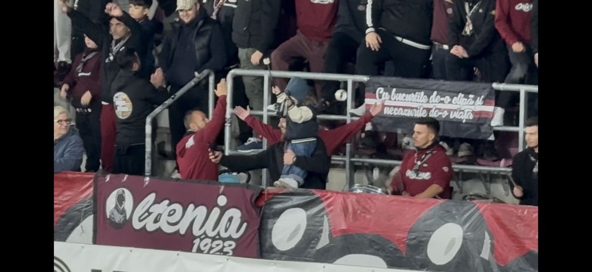 Imagini virale în Giulești! A venit cu bunica la meci și a fluturat eșarfa în galerie: reporterul GSP a surprins cele mai tari cadre