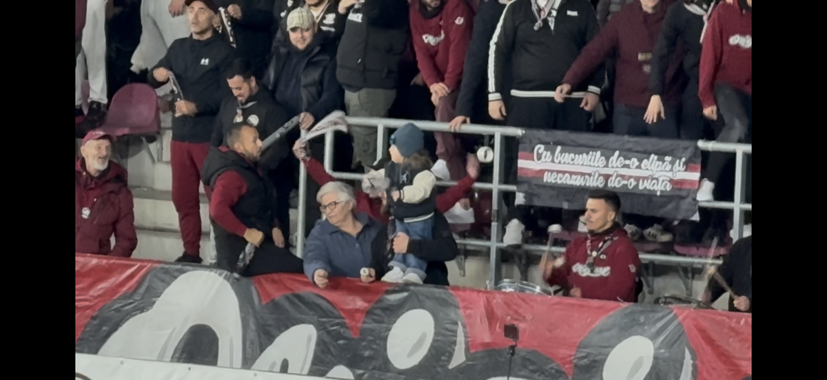 Imagini virale în Giulești! A venit cu bunica la meci și a fluturat eșarfa în galerie: reporterul GSP a surprins cele mai tari cadre