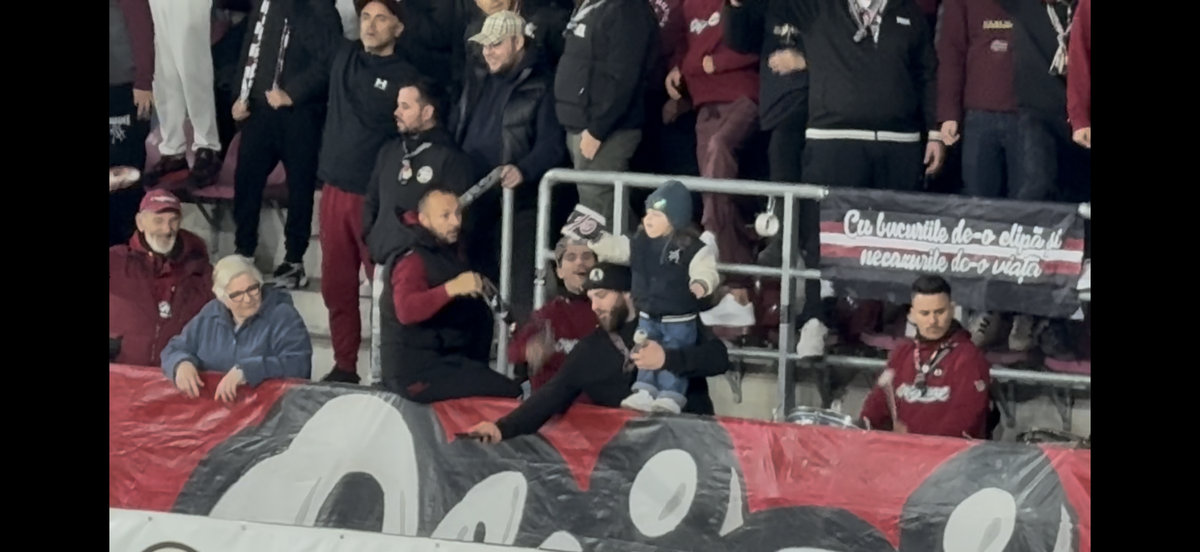 Imagini virale în Giulești! A venit cu bunica la meci și a fluturat eșarfa în galerie: reporterul GSP a surprins cele mai tari cadre