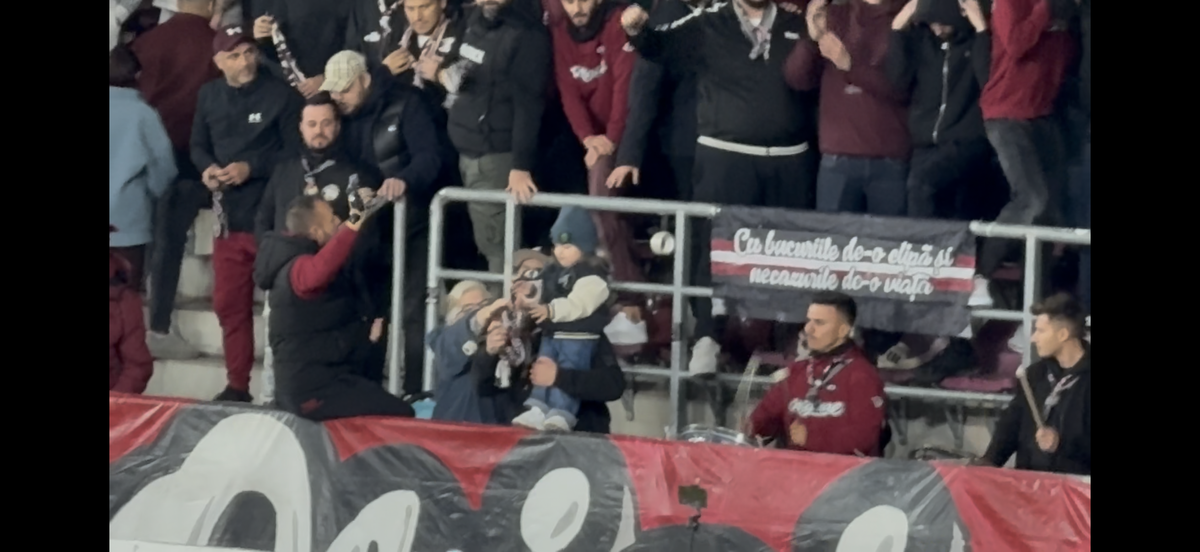 Imagini virale în Giulești! A venit cu bunica la meci și a fluturat eșarfa în galerie: reporterul GSP a surprins cele mai tari cadre