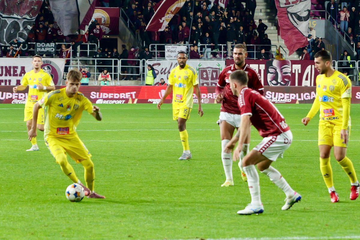 Ce s-a întâmplat pe gazon, imediat după Rapid - Unirea Slobozia » Giuleștenii s-au „bucurat” cu trivialități la adresa lui Rădoi și a FCSB: gestul lui Costel Gâlcă a fost elocvent