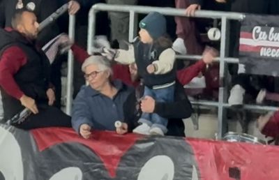 Imagini virale în Giulești! A venit cu bunica la meci și a fluturat eșarfa în galerie: reporterul GSP a surprins cele mai tari cadre