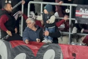 Imagini virale în Giulești! A venit cu bunica la meci și a fluturat eșarfa în galerie: reporterul GSP a surprins cele mai tari cadre