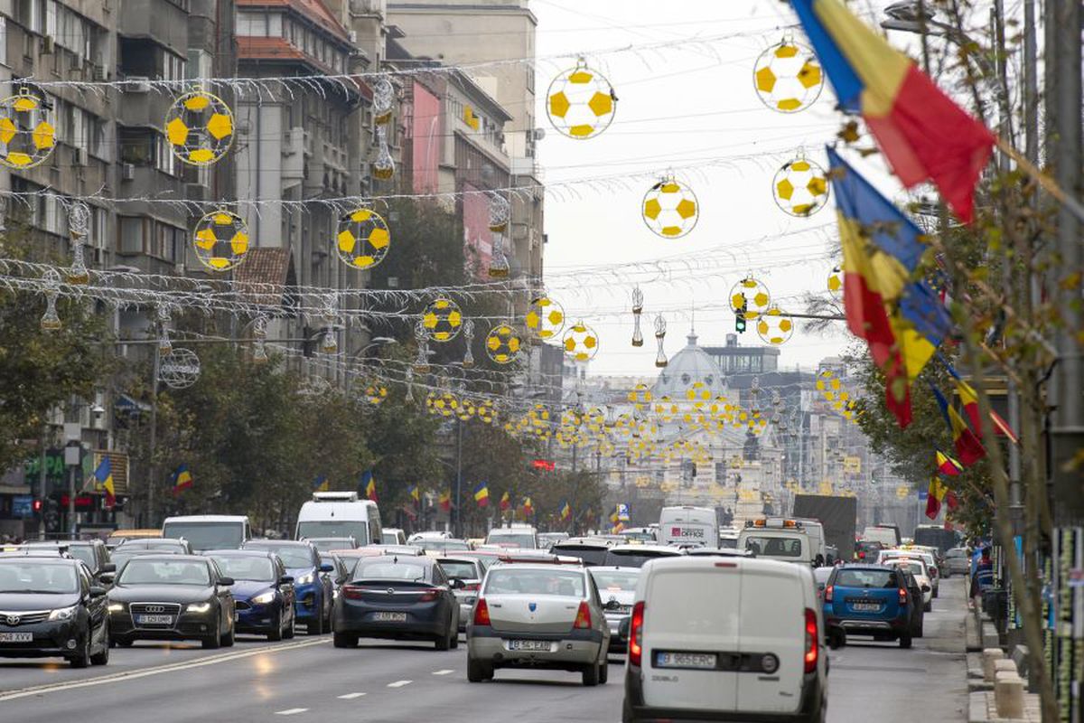 EURO 2020 // GALERIE FOTO și VIDEO Bucureștiul a intrat în febra Europeanului: decorațiuni de Crăciun speciale montate în Capitală