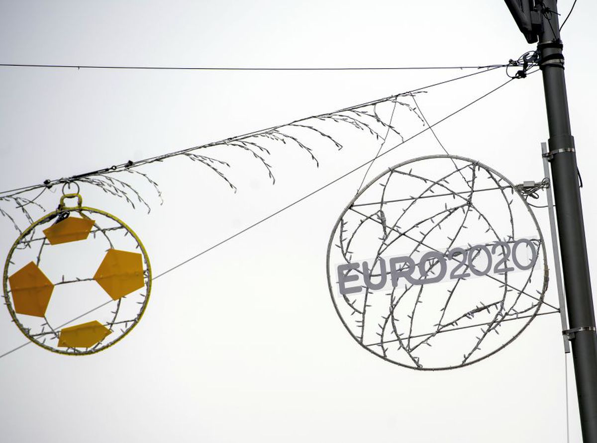 EURO 2020 // GALERIE FOTO și VIDEO Bucureștiul a intrat în febra Europeanului: decorațiuni de Crăciun speciale montate în Capitală