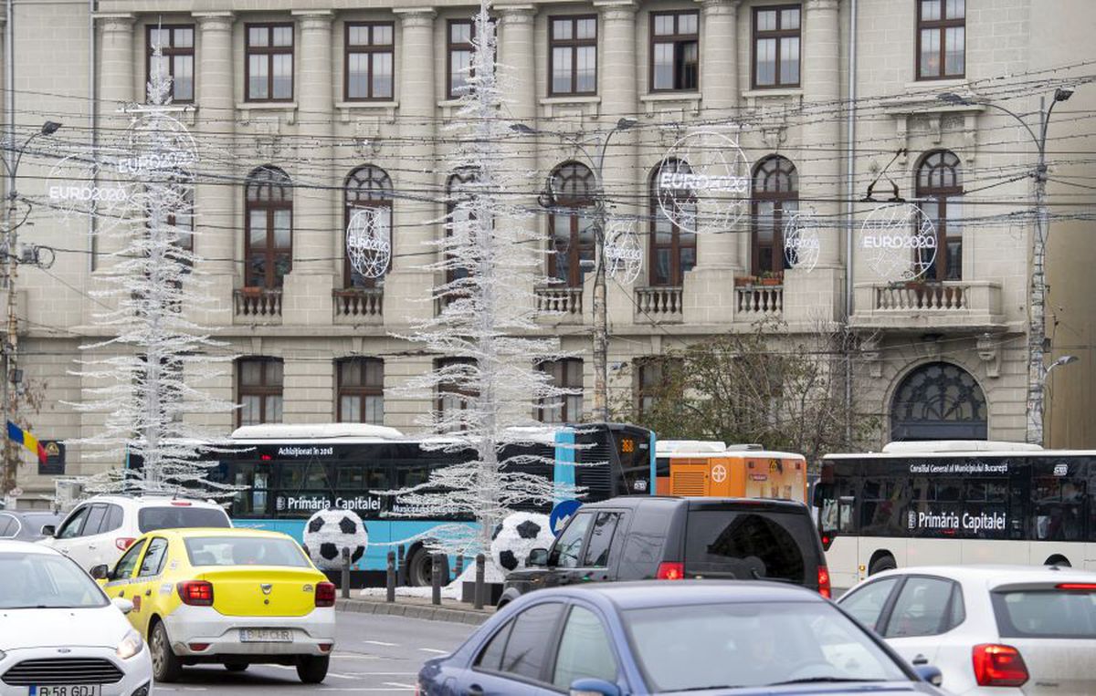EURO 2020 // GALERIE FOTO și VIDEO Bucureștiul a intrat în febra Europeanului: decorațiuni de Crăciun speciale montate în Capitală