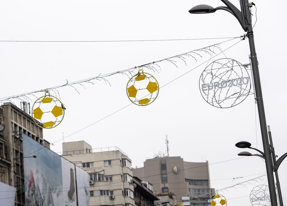 EURO 2020 // GALERIE FOTO și VIDEO Bucureștiul a intrat în febra Europeanului: decorațiuni de Crăciun speciale montate în Capitală