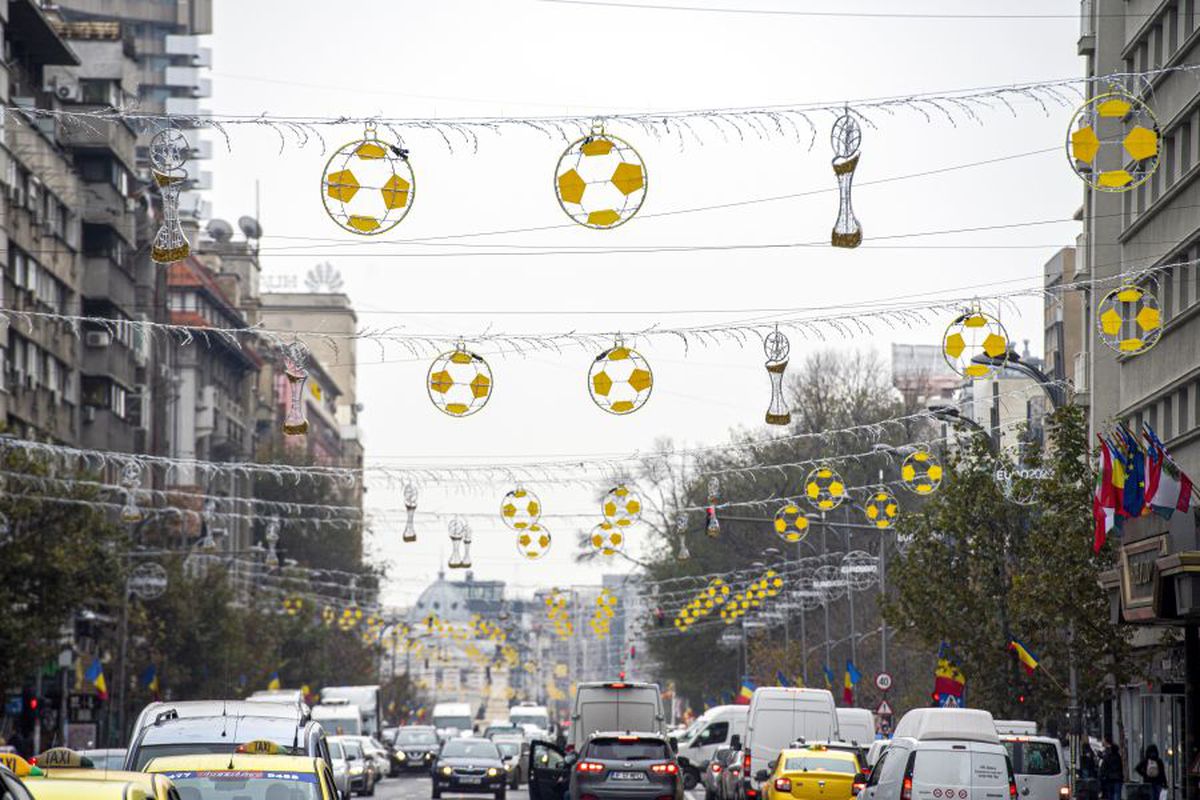 EURO 2020 // GALERIE FOTO și VIDEO Bucureștiul a intrat în febra Europeanului: decorațiuni de Crăciun speciale montate în Capitală