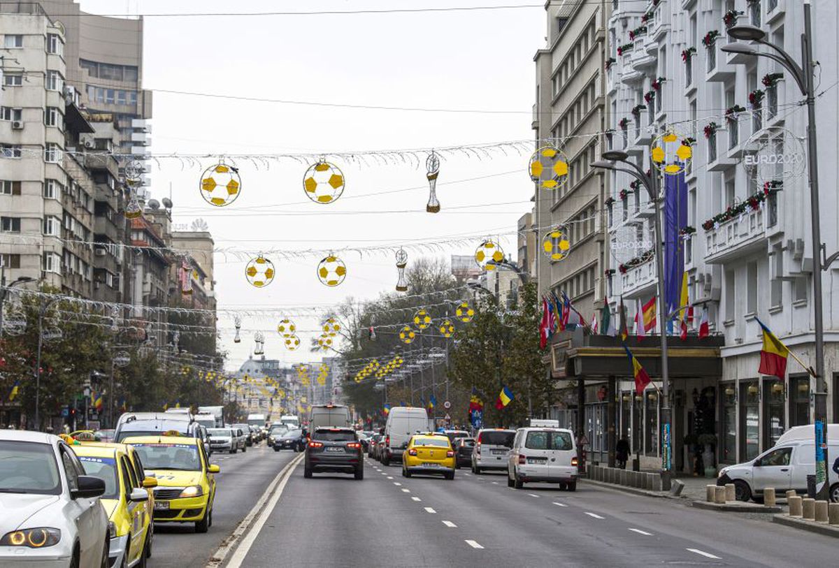 EURO 2020 // GALERIE FOTO și VIDEO Bucureștiul a intrat în febra Europeanului: decorațiuni de Crăciun speciale montate în Capitală