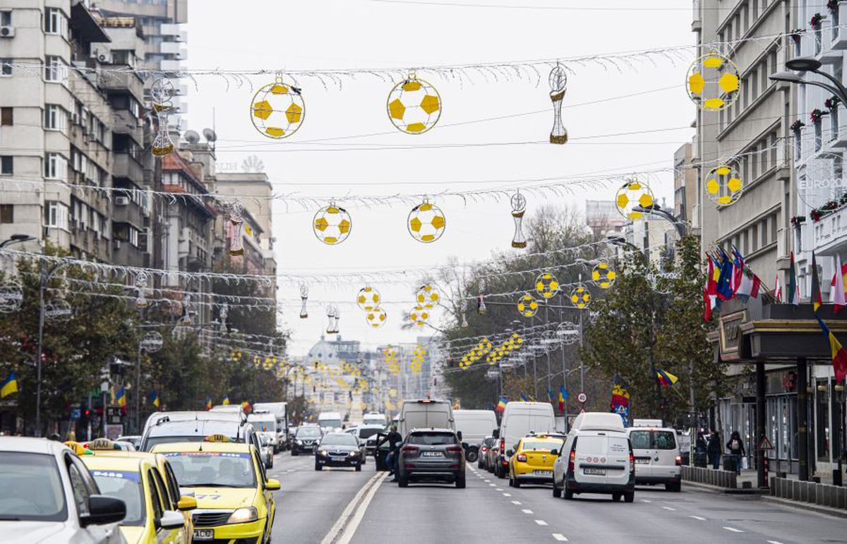 EURO 2020 // GALERIE FOTO și VIDEO Bucureștiul a intrat în febra Europeanului: decorațiuni de Crăciun speciale montate în Capitală