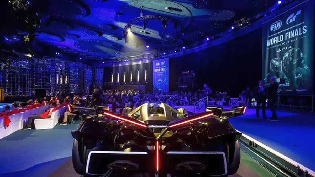 VIDEO+FOTO Care Tesla? Noul Lamborghini arată ca un Batmobile al viitorului