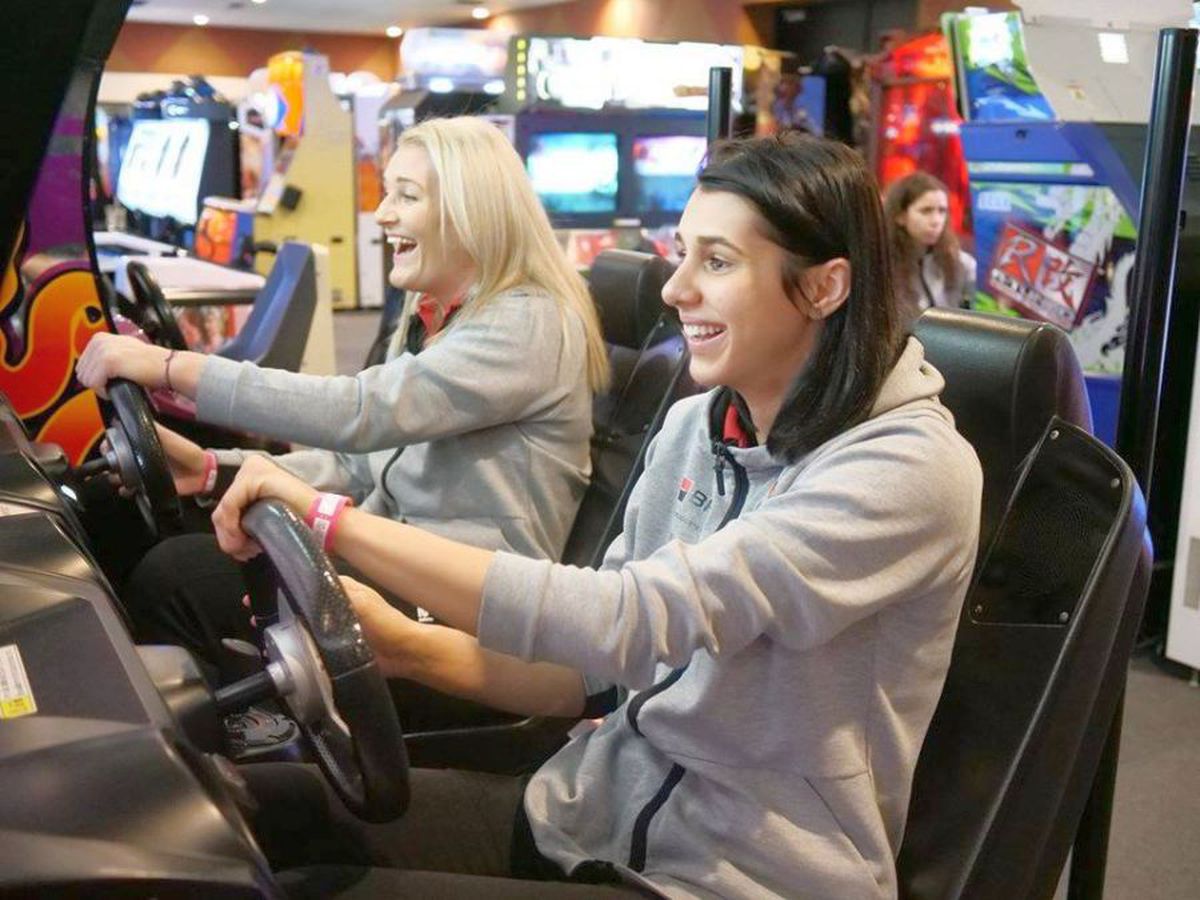 FOTO Româncele se distrează în Japonia! Cristina Neagu și restul „tricolorelor” s-au duelat la jocurile video