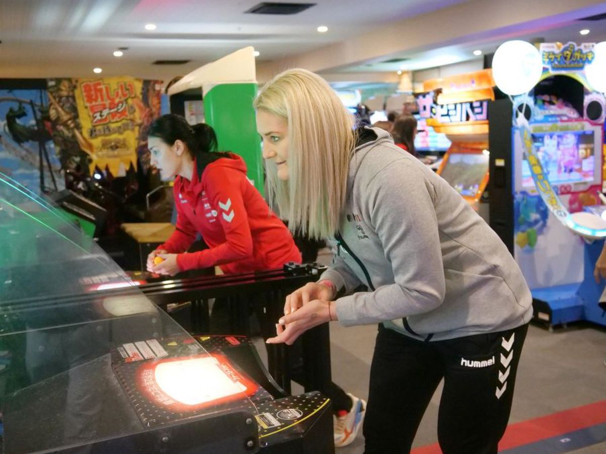 FOTO Româncele se distrează în Japonia! Cristina Neagu și restul „tricolorelor” s-au duelat la jocurile video