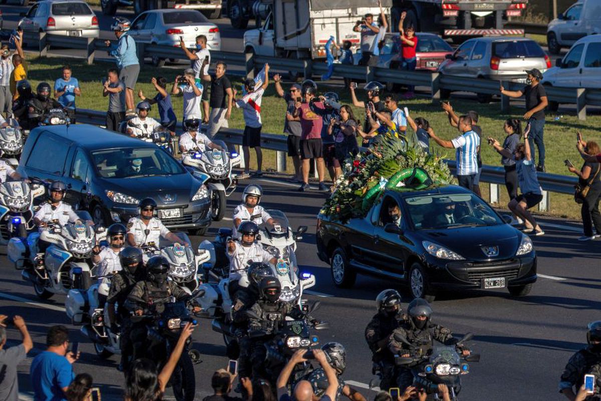 Diego Maradona a fost înmormântat » Ceremonie privată pentru marele argentinian