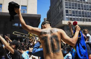 Un fan al lui Maradona a mers un kilometru în genunchi pentru a-i aduce un ultim omagiu lui Diego: „Dumnezeu nu moare”