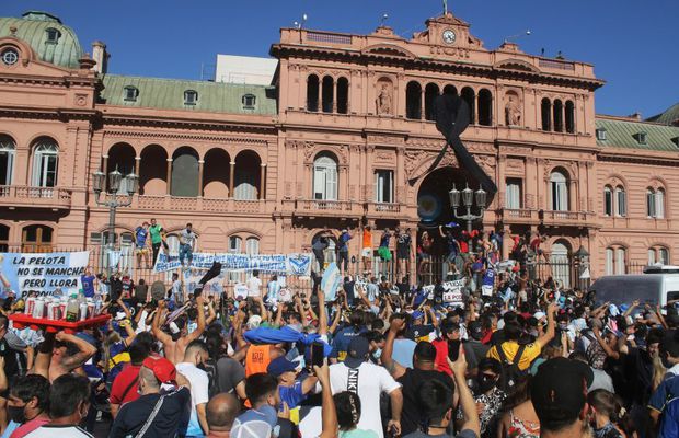 Editorial tranșant al lui Ioanițoaia: „Nu-s ipocriți cei care-l plâng, cât pudibonzii care, imaginându-se barometre morale, se grăbesc să-l pună la zid pe Maradona”