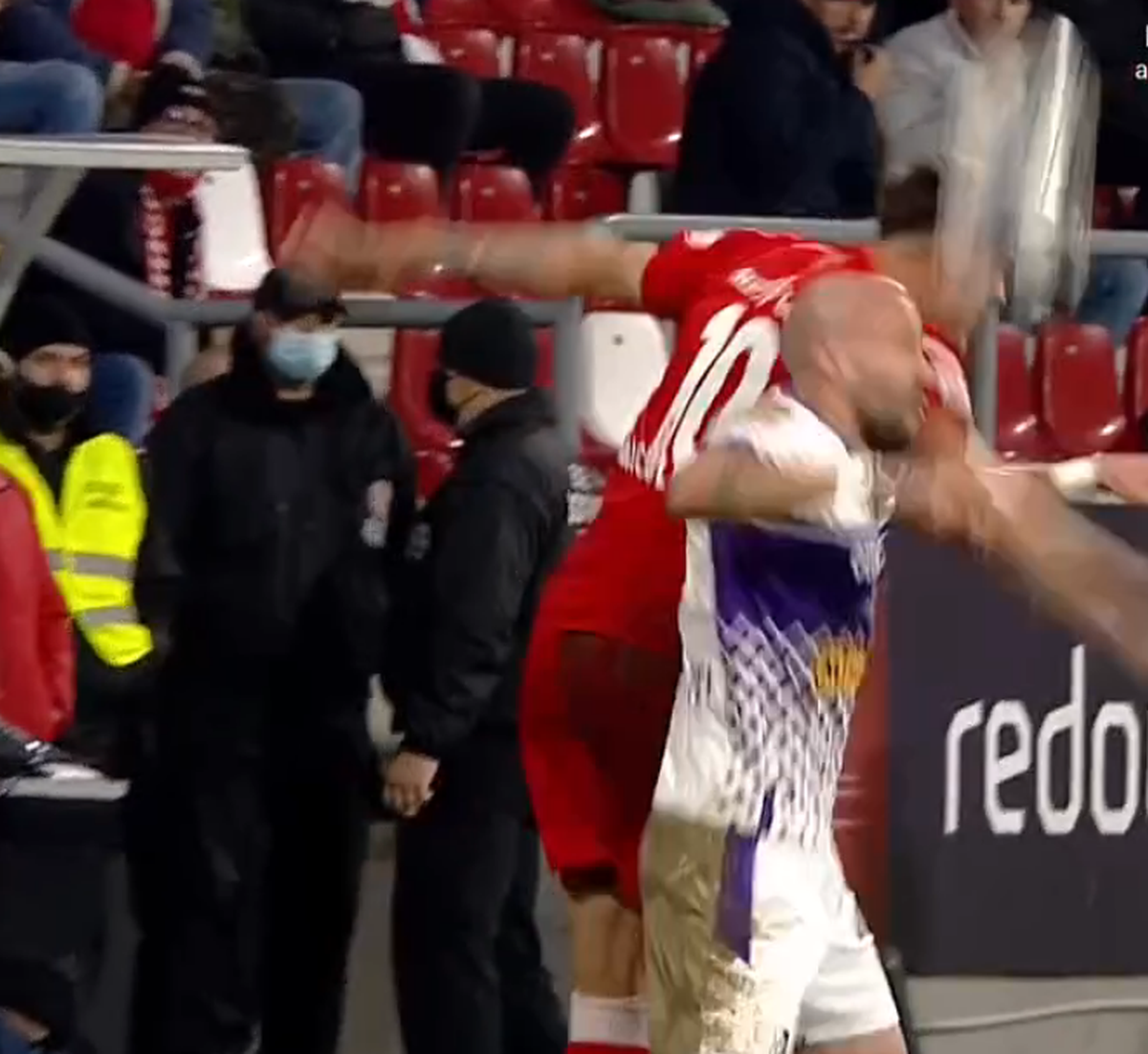 I-a dat sângele după un fault dur, apoi s-a dus glonț la arbitri: „E «roșu» clar”