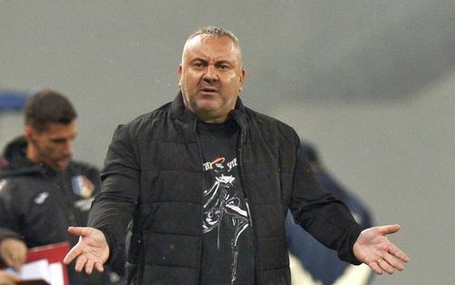 Mihai Iosif (47 de ani), antrenorul Rapidului, i-a înlocuit pe Albert Stahl (22 de ani) și pe Antonio Sefer (21 de ani) în minutul 40 al meciului cu CS Mioveni, la scorul de 0-1.