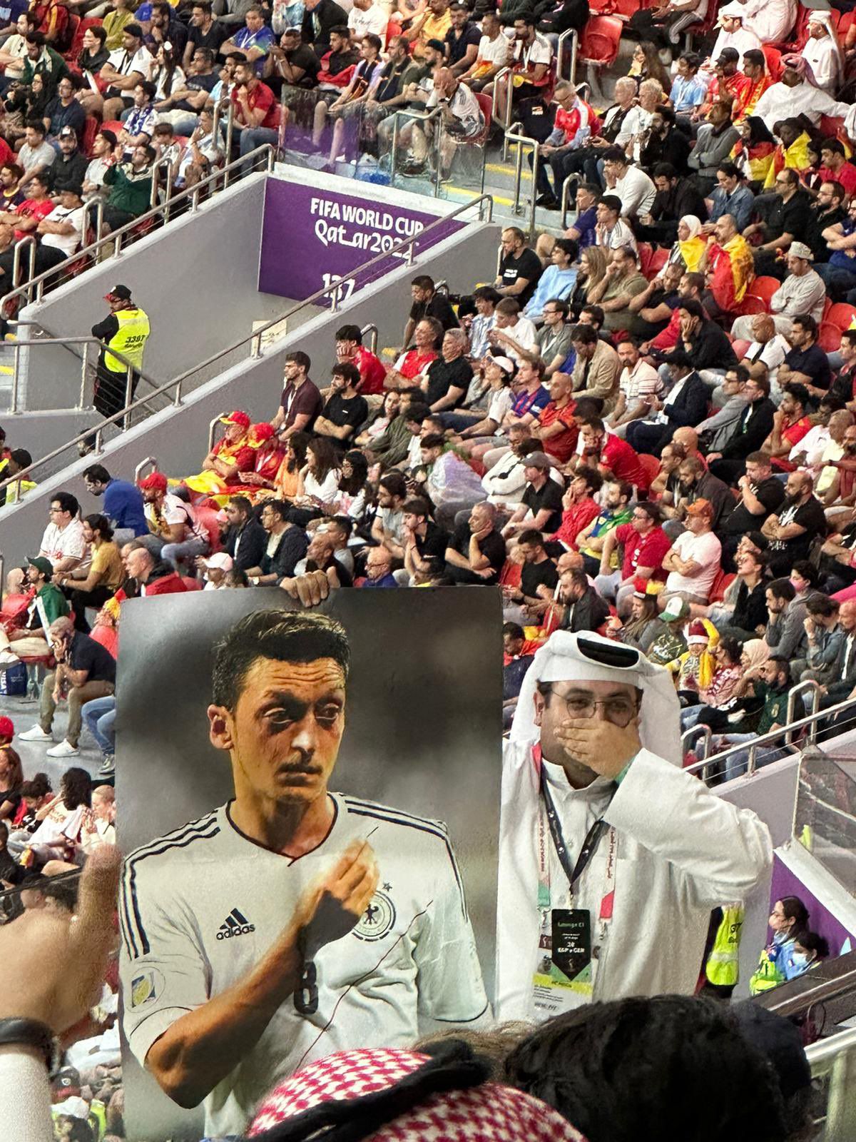 Imaginea lui Mesut Ozil, purtată de șeicii din Qatar la meciul Spania - Germania