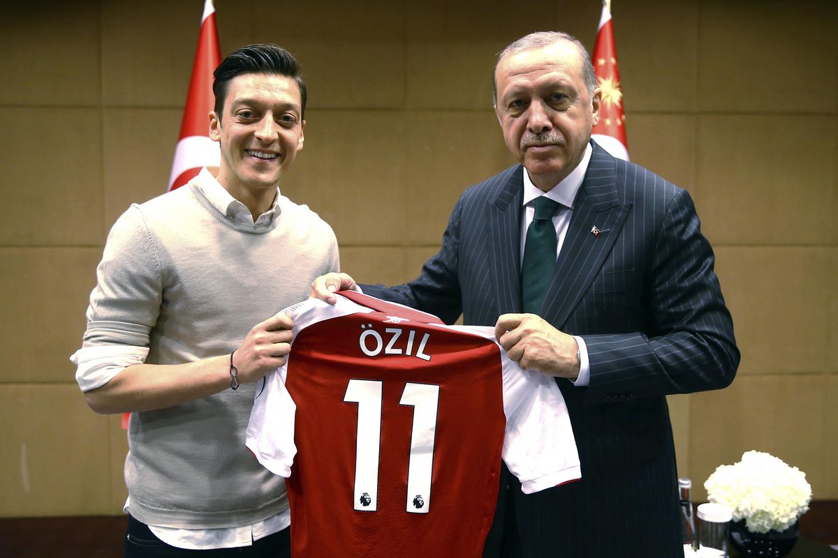 Imaginea lui Mesut Ozil, purtată de șeicii din Qatar la meciul Spania - Germania