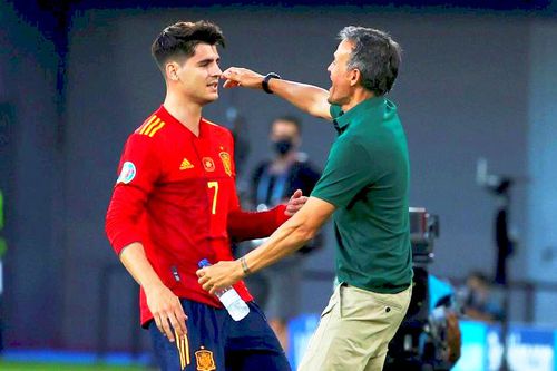 Alvaro Morata (stânga) și Luis Enrique, selecționerul naționalei Spaniei (dreapta).
Foto: Imago