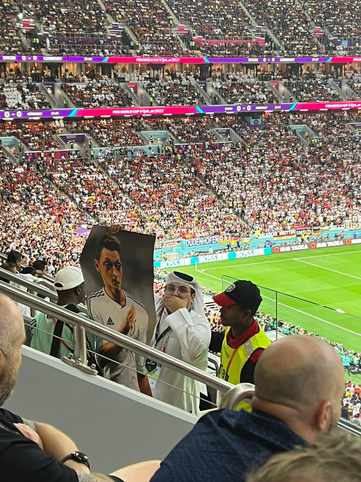 Imaginea lui Mesut Ozil, purtată de șeicii din Qatar la meciul Spania - Germania