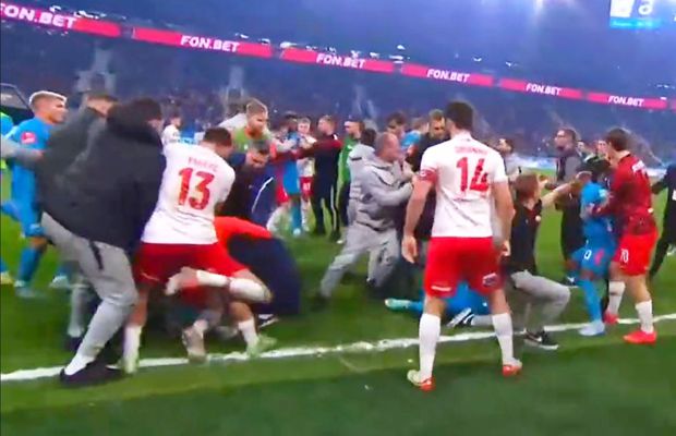 Rușii s-au caftit între ei, în fața a 60.000 de oameni! » Prins între pumni și picioare, arbitrul a scos 6 cartonașe roșii