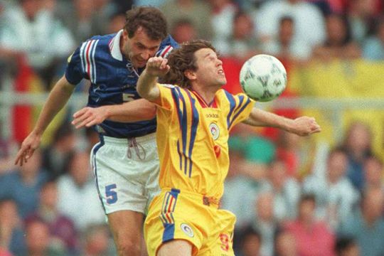 Florin Răducioiu, în duel cu Laurent Blanc.
Foto: Imago