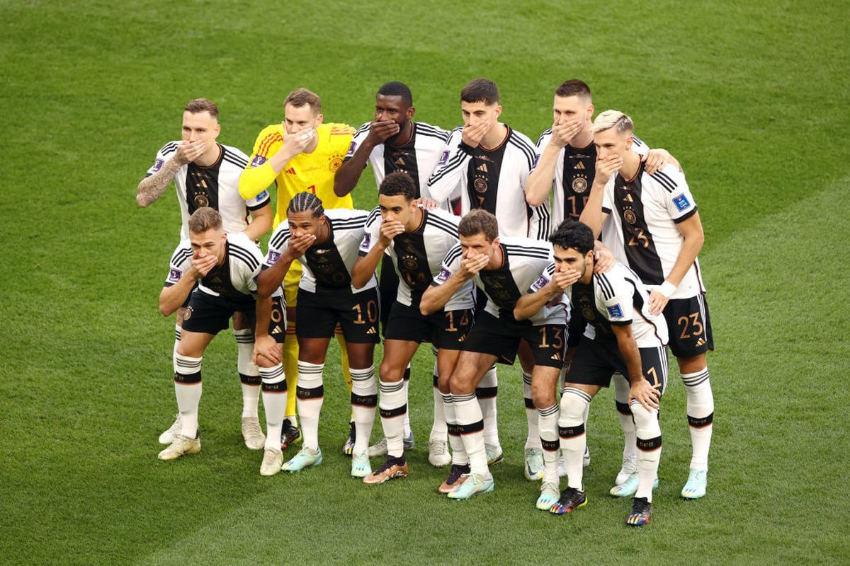 Imaginea lui Mesut Ozil, purtată de șeicii din Qatar la meciul Spania - Germania