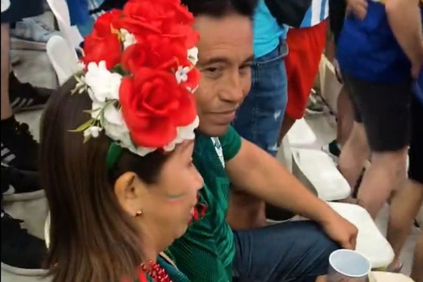 Doi suporteri mexicani, soț și soție, au fost prinși în „marea” de fani argentinieni de la una dintre peluze / Captură Twitter