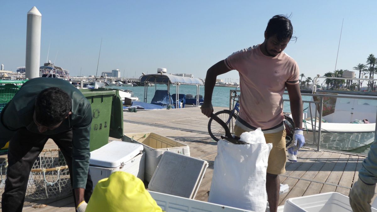 Am asistat la ritualul aducerii, scoaterii și spălării crabilor în Piața de Pește din Doha » Câți bani au încasat pescarii indieni pentru captura de jumătate de tonă, într-o zi de muncă