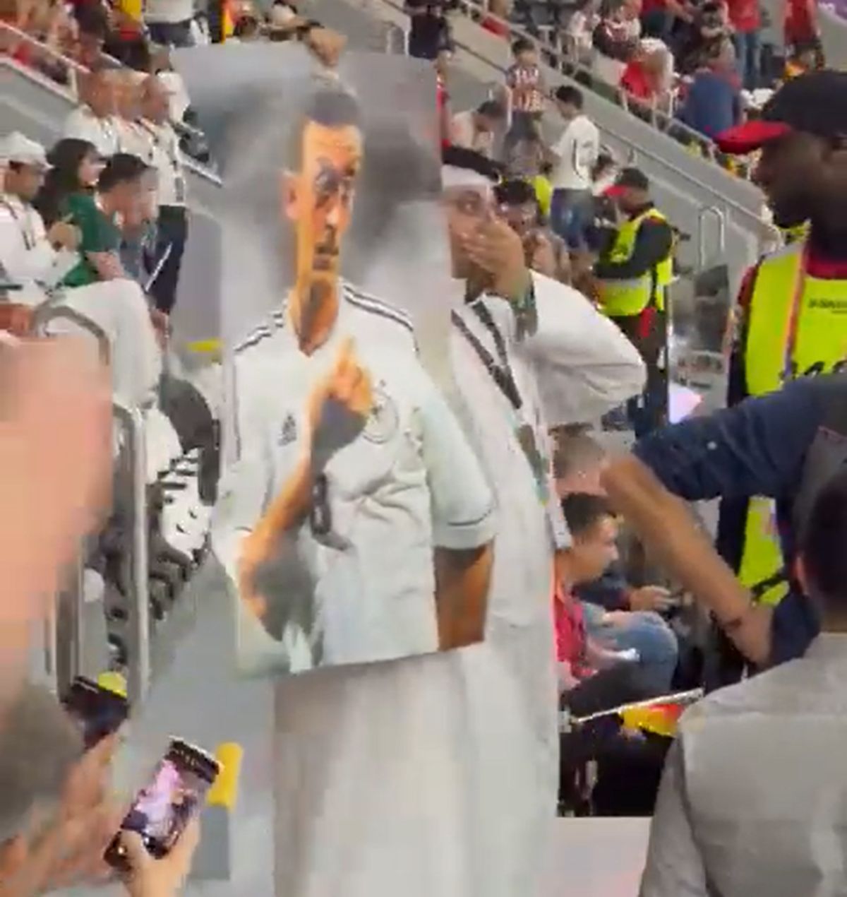 Imaginea lui Mesut Ozil, purtată de șeicii din Qatar la meciul Spania - Germania