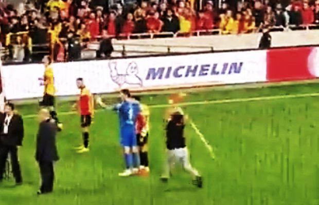 Atenție, imagini șocante! » A pătruns pe teren și l-a băgat în spital pe portar! Meci suspendat