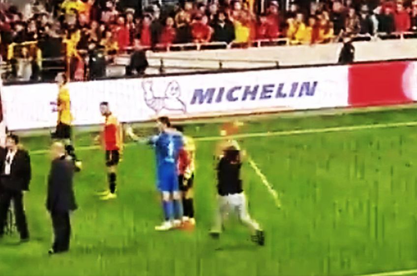 Goztepe - Altay, meci din liga secundă a Turciei (etapa #15), a fost suspendat după ce un spectator a lovit portarul oaspeților cu fanionul.