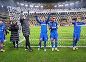 Ce au scandat jucătorii de la FCSB alături de Peluza Nord, în timp ce rivalii erau băgați în ședință de galerie