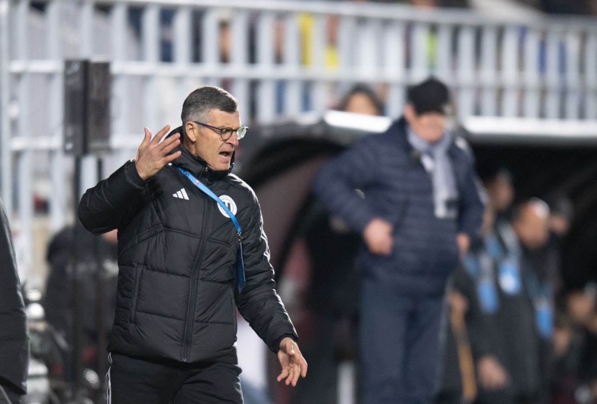 Ce nu s-a văzut la TV în derby-ul Rapid-U Cluj: Carla's Dreams, aplaudat la scenă deschisă + Neluțu Sabău, ironizat