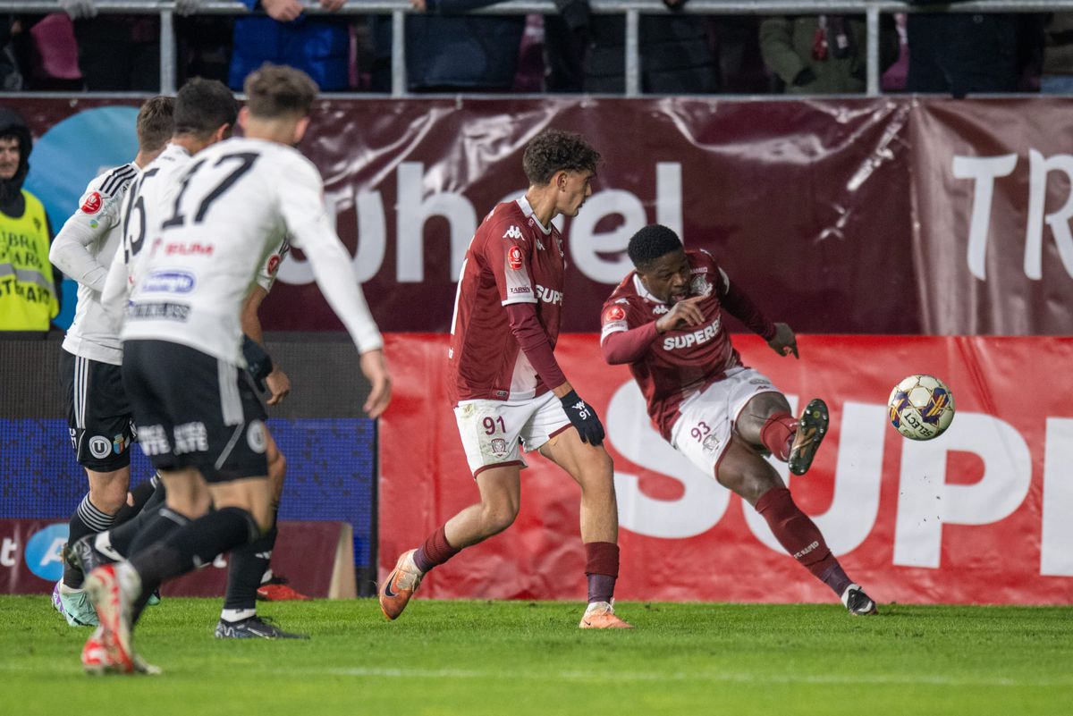 Ce nu s-a văzut la TV în derby-ul Rapid-U Cluj: Carla's Dreams, aplaudat la scenă deschisă + Neluțu Sabău, ironizat