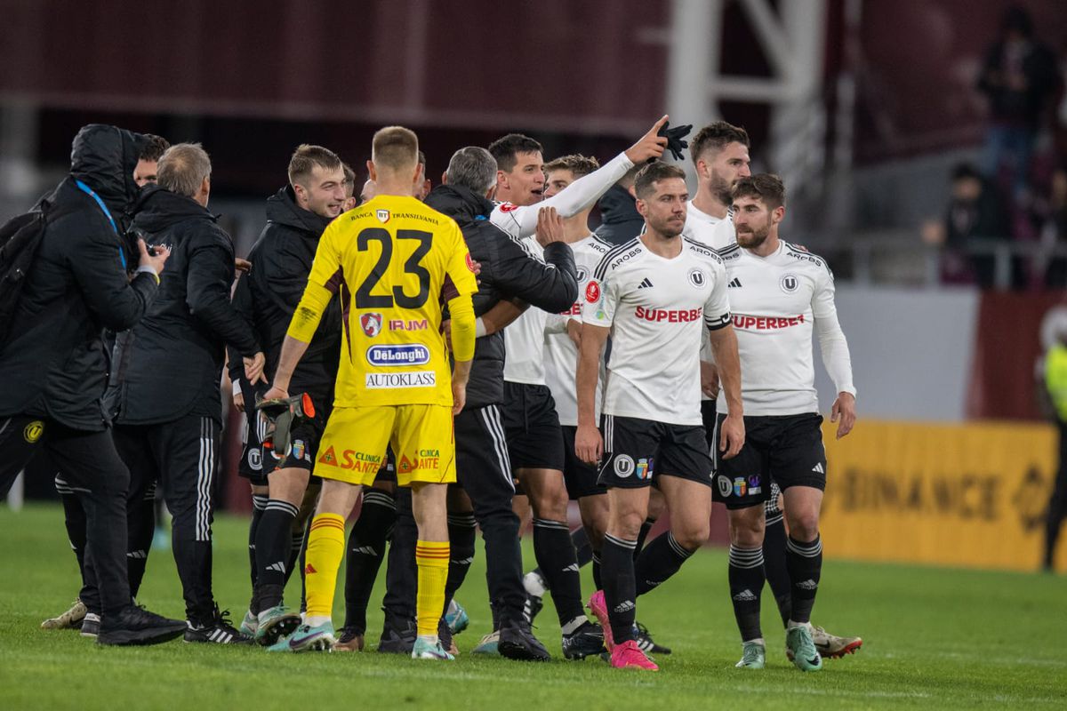 Ce nu s-a văzut la TV în derby-ul Rapid-U Cluj: Carla's Dreams, aplaudat la scenă deschisă + Neluțu Sabău, ironizat