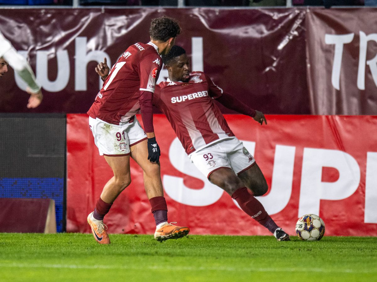 Ce nu s-a văzut la TV în derby-ul Rapid-U Cluj: Carla's Dreams, aplaudat la scenă deschisă + Neluțu Sabău, ironizat