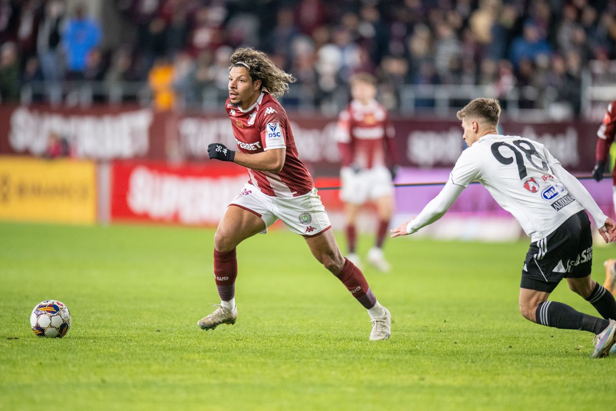 Ce nu s-a văzut la TV în derby-ul Rapid-U Cluj: Carla's Dreams, aplaudat la scenă deschisă + Neluțu Sabău, ironizat