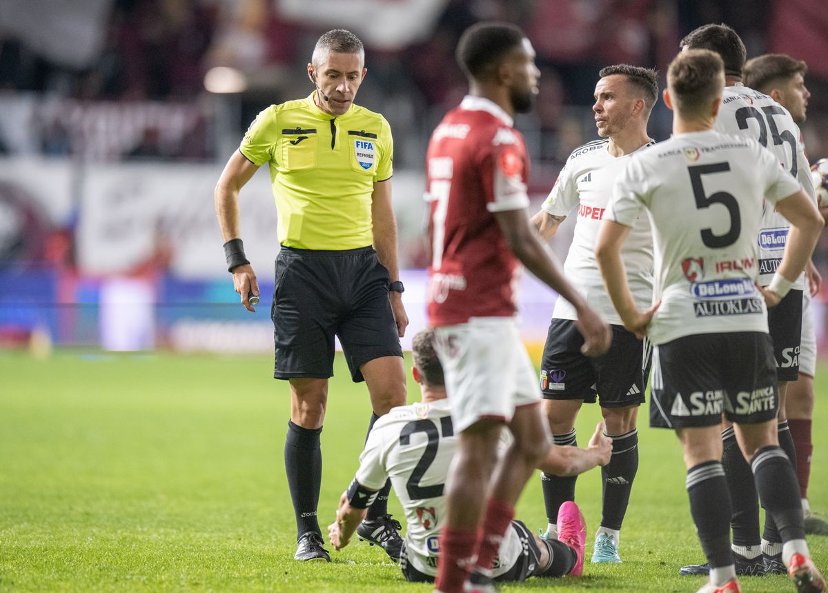 Ce nu s-a văzut la TV în derby-ul Rapid-U Cluj: Carla's Dreams, aplaudat la scenă deschisă + Neluțu Sabău, ironizat