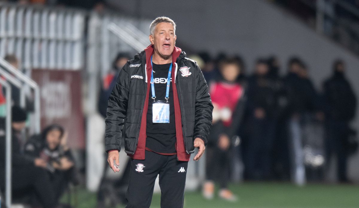 Ce nu s-a văzut la TV în derby-ul Rapid-U Cluj: Carla's Dreams, aplaudat la scenă deschisă + Neluțu Sabău, ironizat