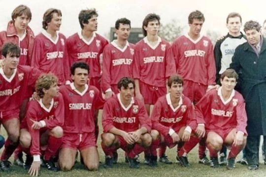 Claudiu Vaișcovici (primul din stânga de pe rândul de sus)