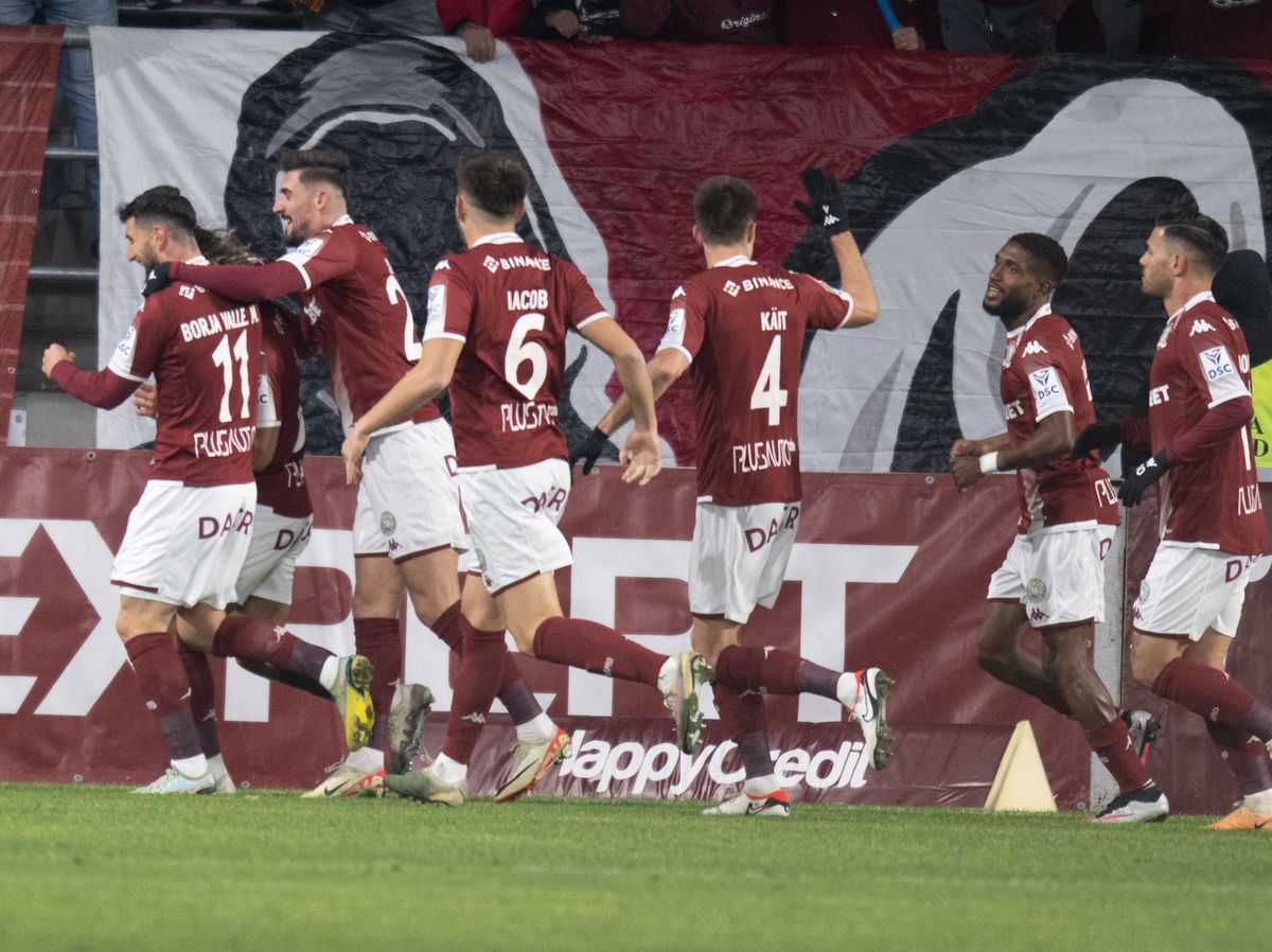 Ce nu s-a văzut la TV în derby-ul Rapid-U Cluj: Carla's Dreams, aplaudat la scenă deschisă + Neluțu Sabău, ironizat