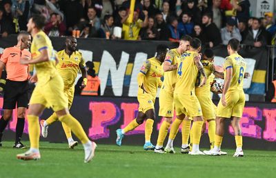 Jucătorii Petrolului au fost scoși de pe „Ilie Oană”! Acuzații dure la adresa lui Vivi Răchită: „Niciodată nu îți vei pune mâinile libidinoase pe clubul nostru” + Culisele „scurtcircuitelor” dintre club și autoritățile locale