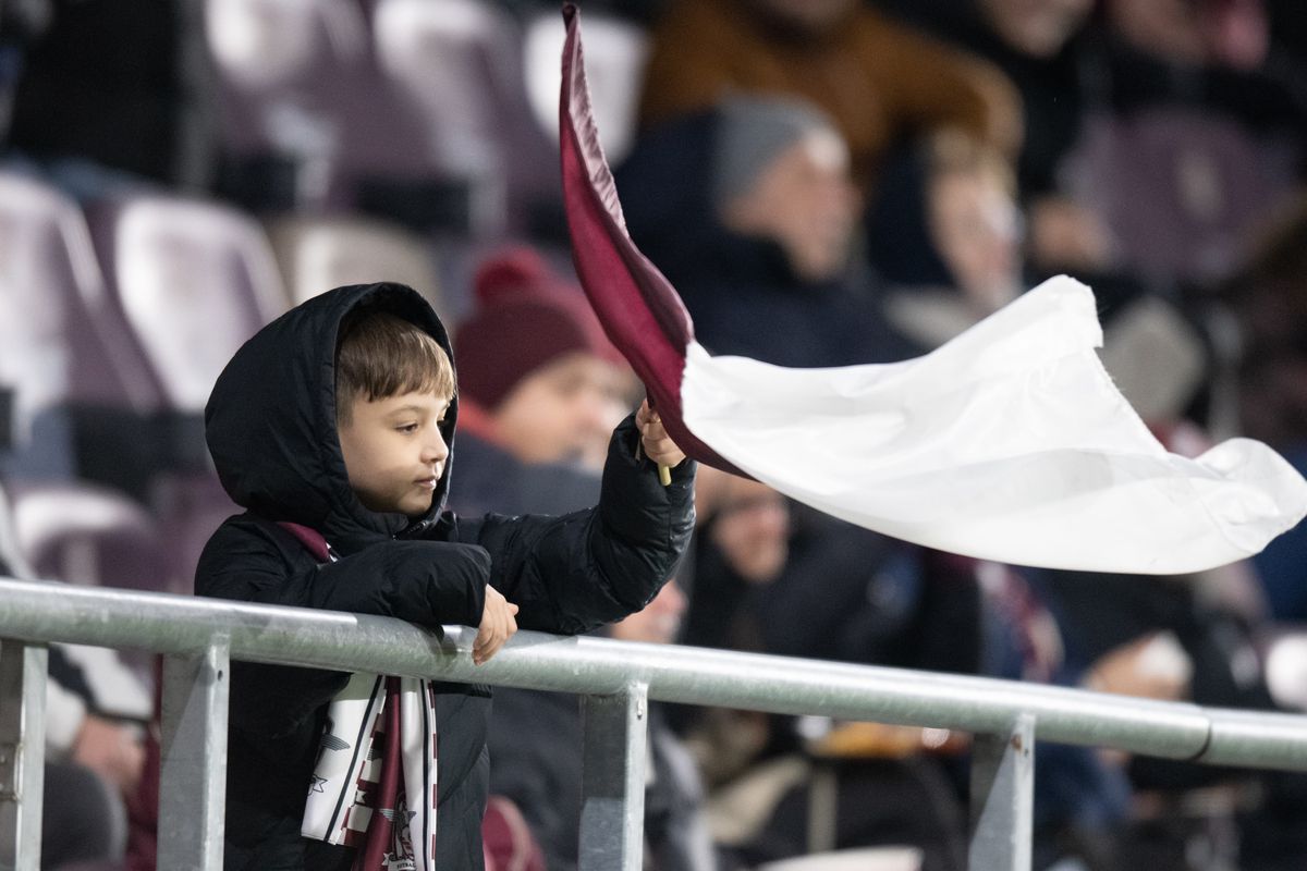 Ce nu s-a văzut la TV în derby-ul Rapid-U Cluj: Carla's Dreams, aplaudat la scenă deschisă + Neluțu Sabău, ironizat